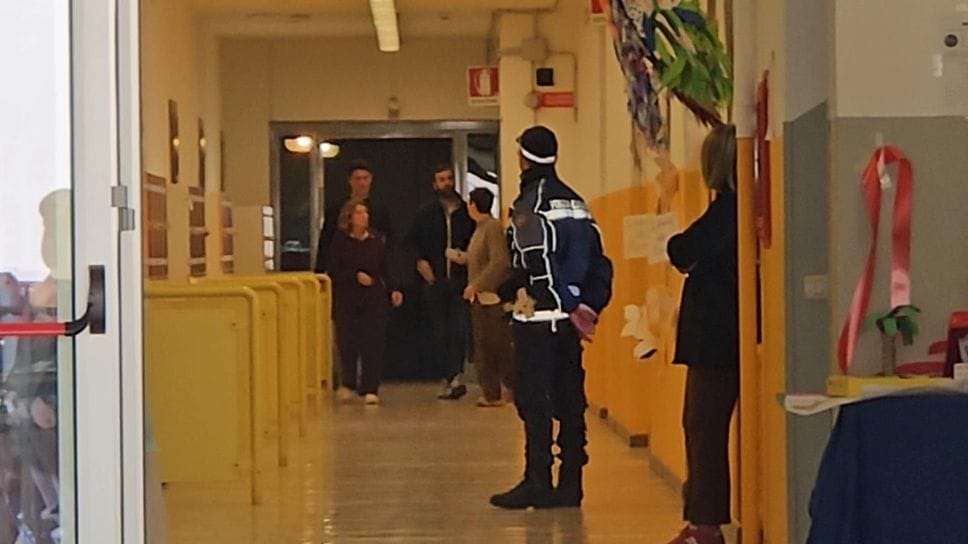 Trescore, insegnante accoltellata. Perquisita con gli artificieri l’abitazione del 13enne - Foto e video