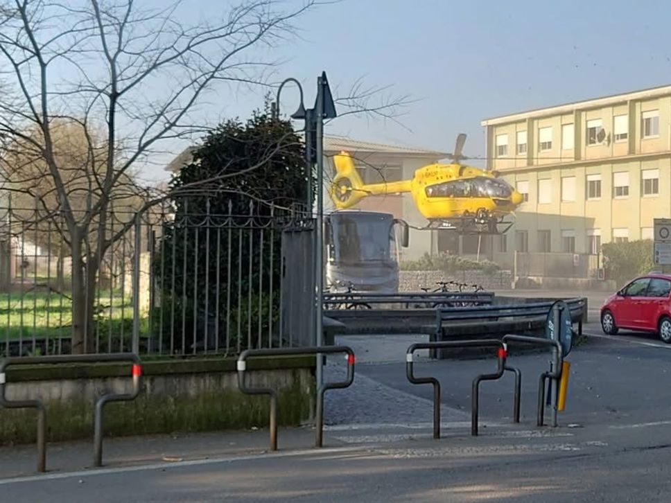 Trescore, insegnante accoltellata. Perquisita con gli artificieri l’abitazione del 13enne - Foto e video