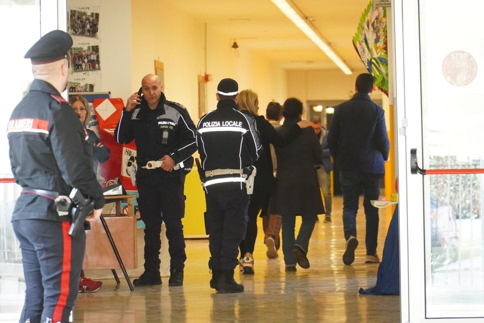 Accoltellamento a scuola, la famiglia del minore: «Distaccato dalla realtà, forse influenzato attraverso i social»