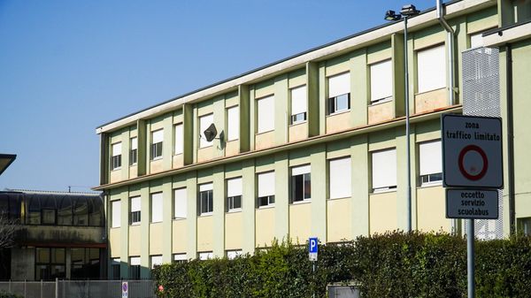 Accoltellamento a Trescore, riprese le lezioni a scuola con gli psicologi in classe. Il tredicenne in comunità: sentiti i genitori