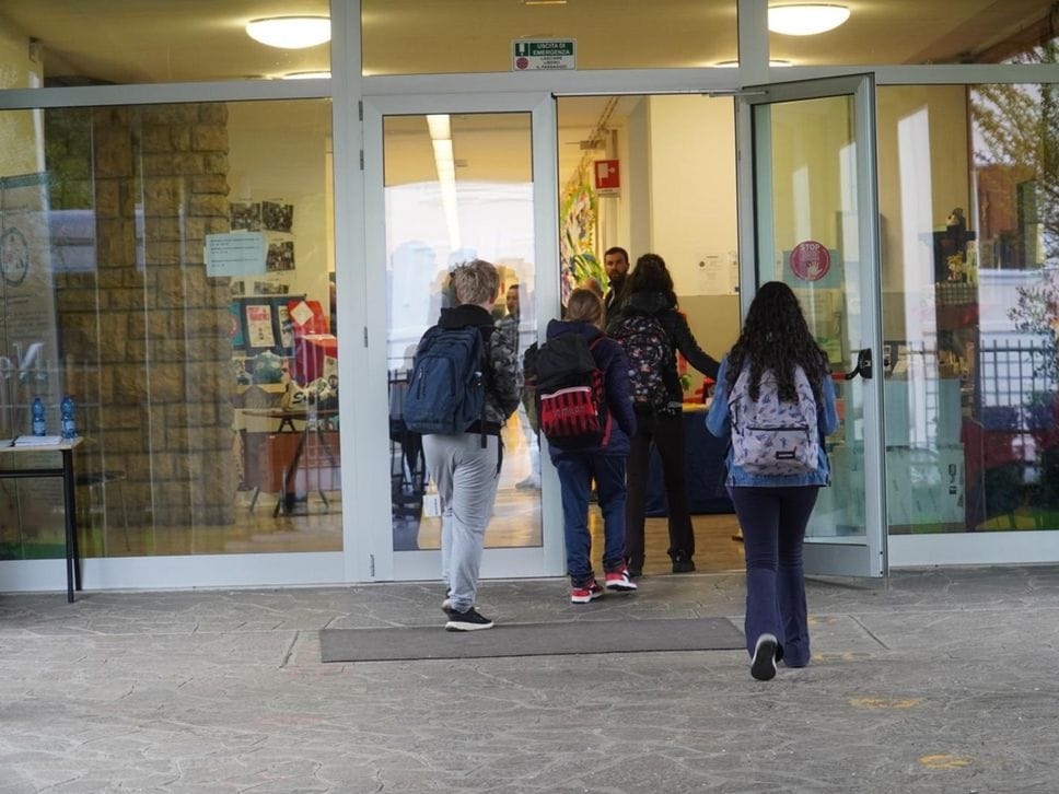 Accoltellamento a Trescore, riprese le lezioni a scuola con gli psicologi in classe. Il tredicenne in comunità: sentiti i genitori