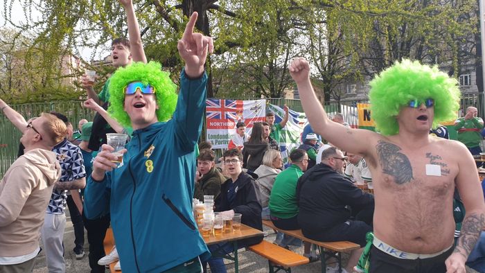 bergamo si accende per l8217italia festa azzurra e tifosi irlandesi in citt224 foto