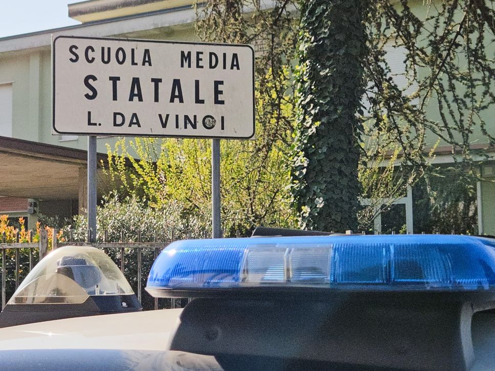 L’accoltellamento di Trescore: la diretta e il messaggio  del tredicenne sui social. Migliorano le condizioni della prof aggredita