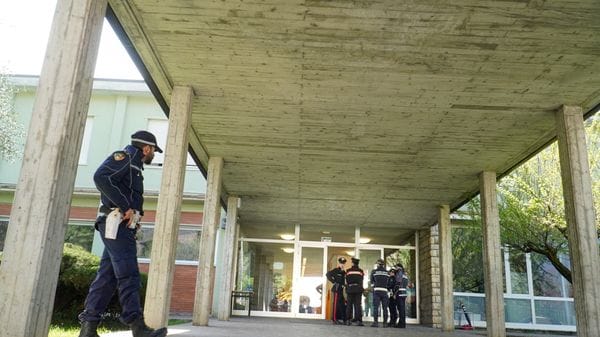 L’accoltellamento di Trescore: la diretta e il messaggio  del tredicenne sui social. Migliorano le condizioni della prof aggredita