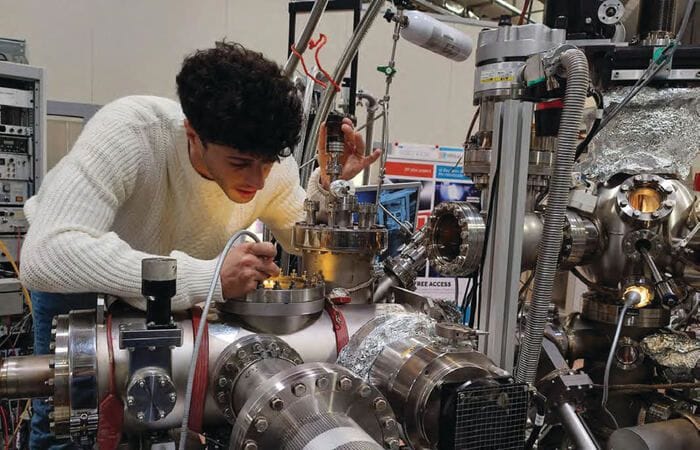 Scoperto nuovo effetto quantistico, la luce controlla lo spin degli elettroni