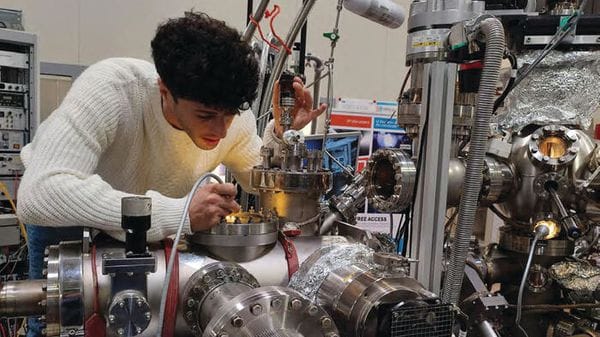 Scoperto nuovo effetto quantistico, la luce controlla lo spin degli elettroni