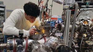 Scoperto nuovo effetto quantistico, la luce controlla lo spin degli elettroni