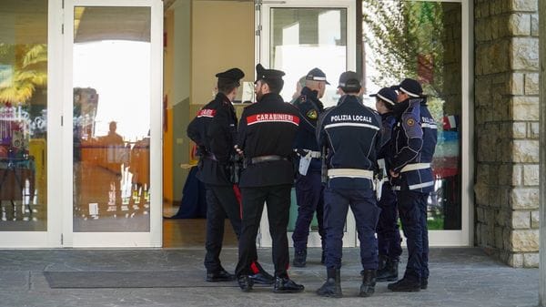 Sta meglio la prof accoltellata a Trescore, non è più in terapia intensiva. L’aggressione in diretta Telegram