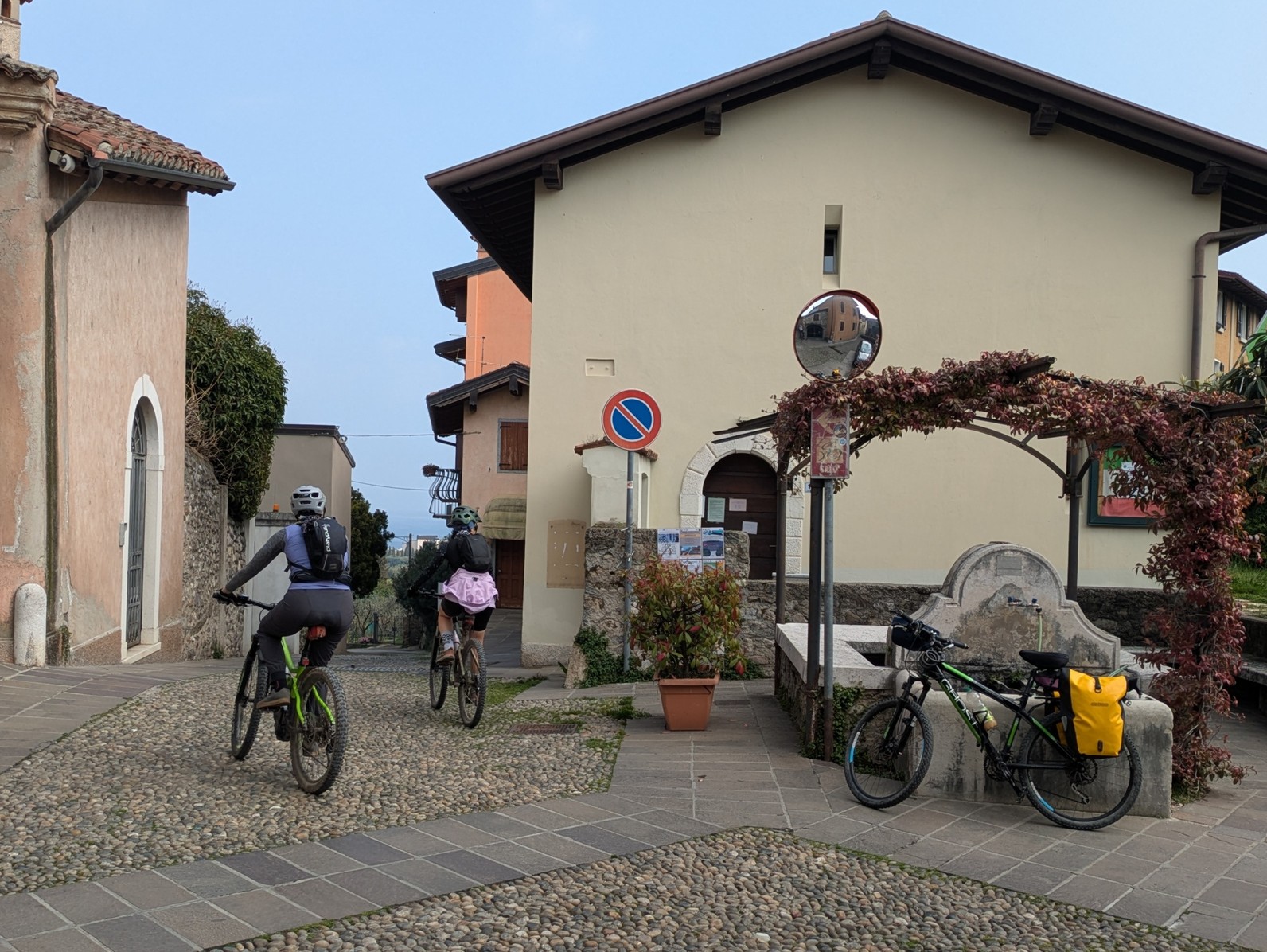 Una breve guida per esplorare il Lago di Garda su due ruote 
