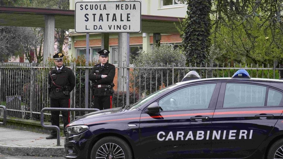 La prof accoltellata seguita da uno psicologo. Trescore, indagini su Telegram