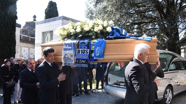 L’addio a Beppe Savoldi: «Gesù gli farà i complimenti per come ha vissuto i suoi doni»