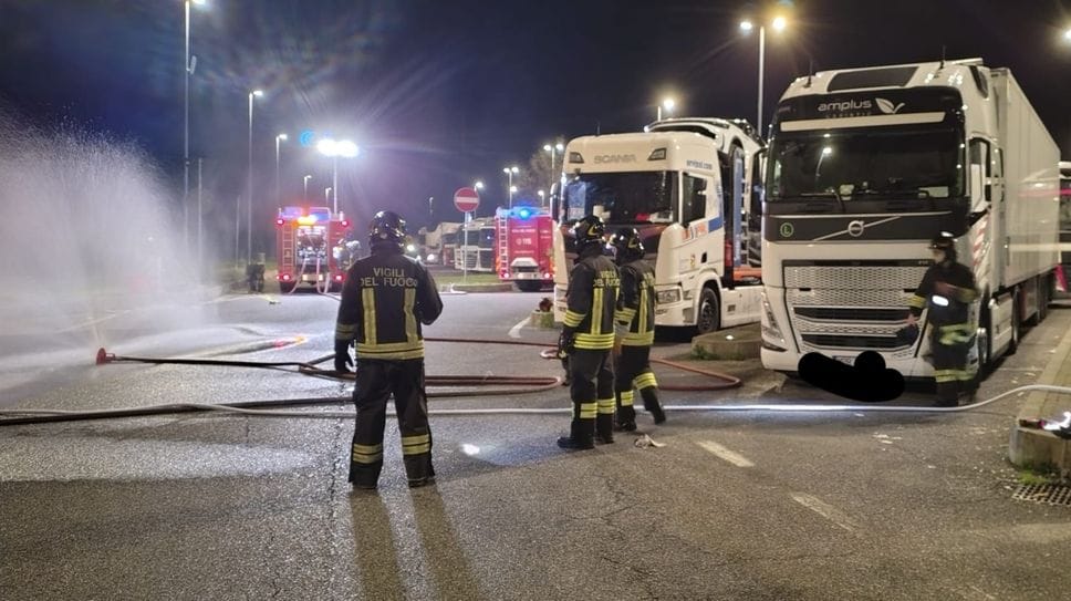 Perdita di gas da un serbatoio di un tir in sosta, vigili del fuoco in azione sulla Brebemi-Foto