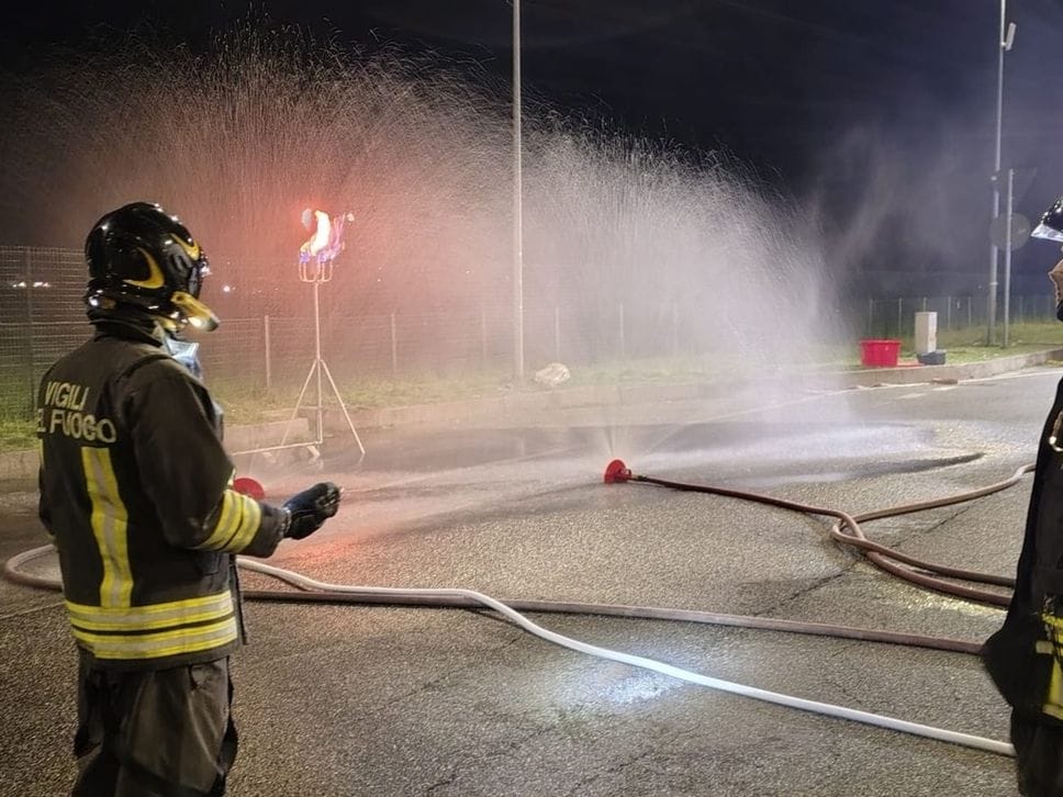 Perdita di gas da un serbatoio di un tir in sosta, vigili del fuoco in azione sulla Brebemi-Foto