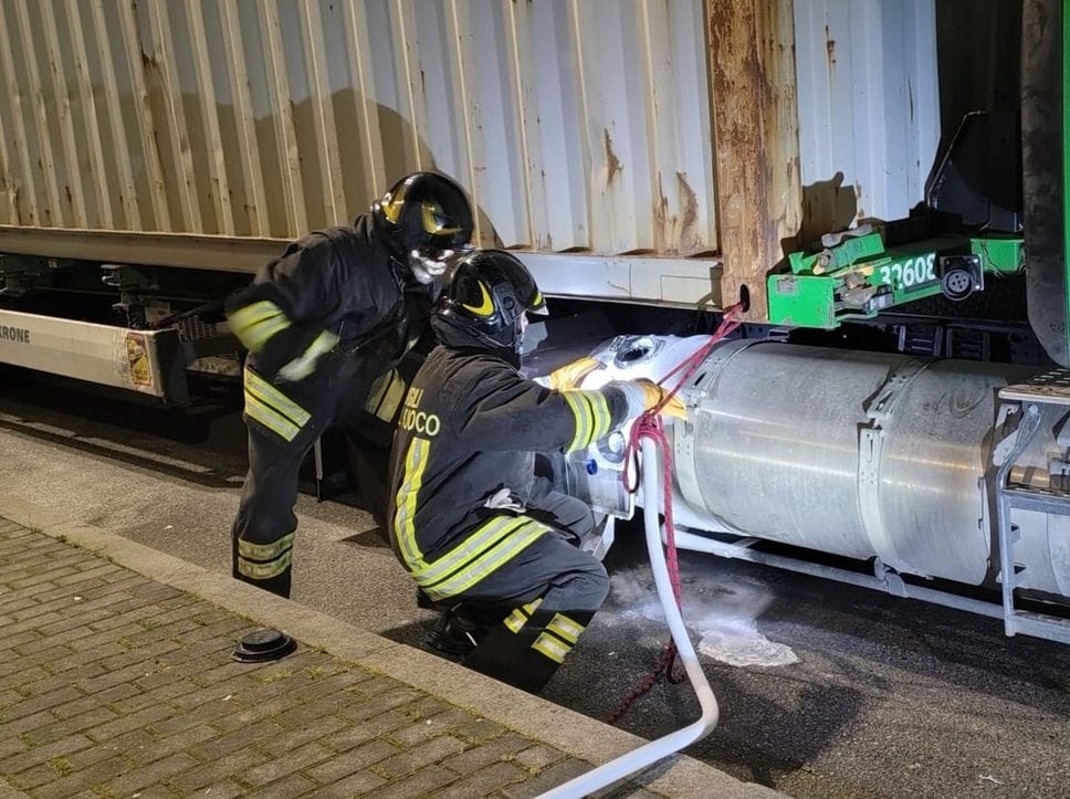 Perdita di gas da un serbatoio di un tir in sosta, vigili del fuoco in azione sulla Brebemi-Foto