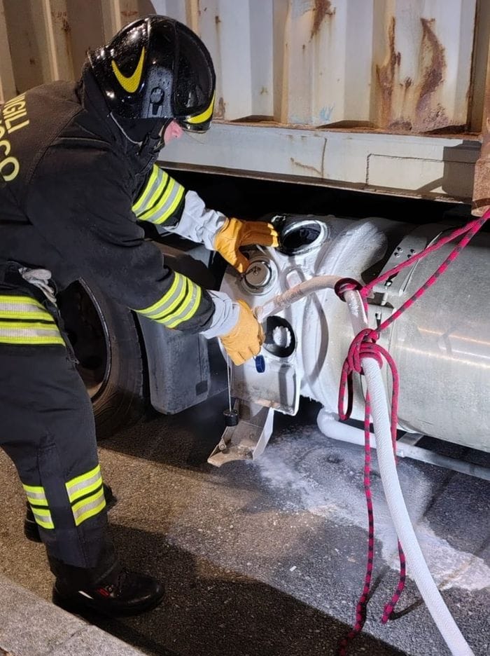 Perdita di gas da un serbatoio di un tir in sosta, vigili del fuoco in azione sulla Brebemi-Foto