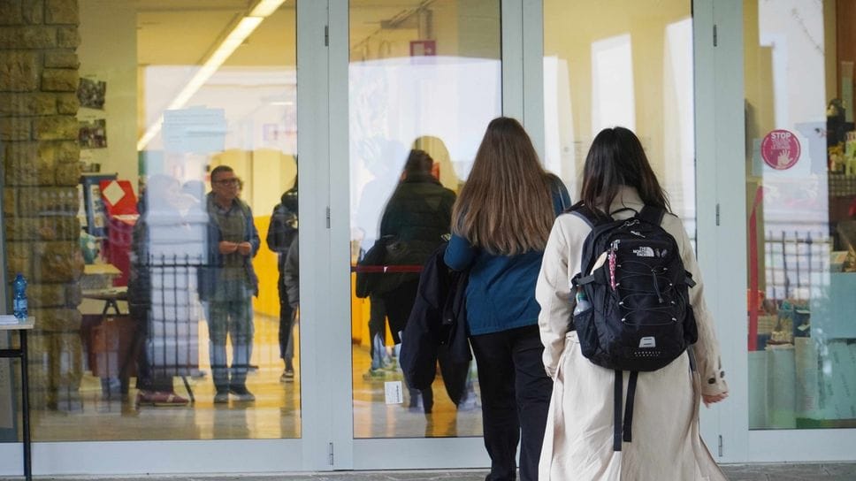 Prof accoltellata a Trescore, Valditara: prossimo passo vietare i social agli under 15