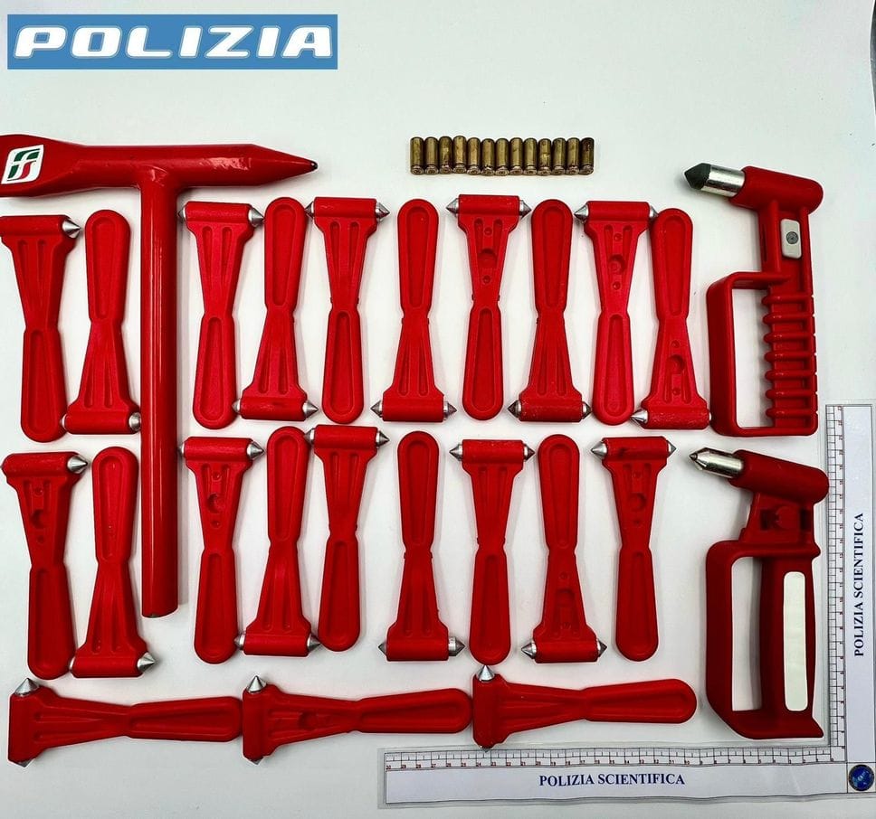 Rapinava coetanei minacciandoli con il coltello, denunciato 17enne pluripregiudicato