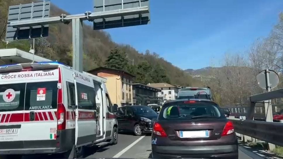 Scontro tra due auto a Albino, un ferito e code sulla provinciale -Foto