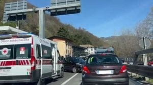 Scontro tra due auto a Albino, un ferito e code sulla provinciale -Foto