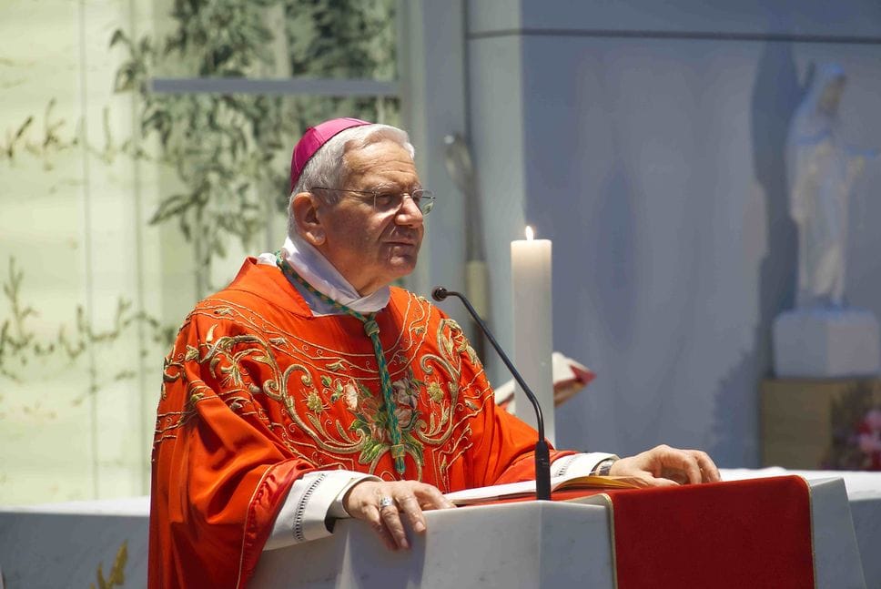 «Gesù ci è vicino nella sofferenza». Il Vescovo in ospedale dai pazienti, anche dalla prof accoltellata