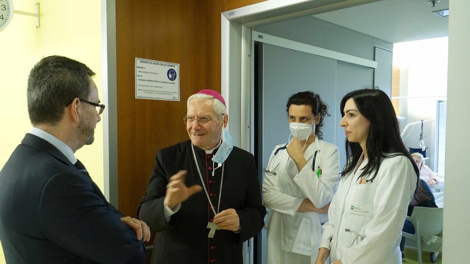 «Gesù ci è vicino nella sofferenza». Il Vescovo in ospedale dai pazienti, anche dalla prof accoltellata