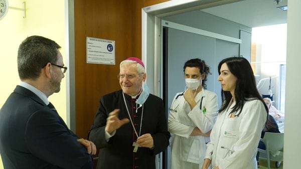 «Gesù ci è vicino nella sofferenza». Il Vescovo in ospedale dai pazienti, anche dalla prof accoltellata