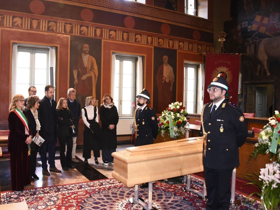 L’omaggio a Tentorio a Palazzo Frizzoni: l’accoglienza della sindaca Carnevali, il saluto dei suoi dipendenti  - Foto e video