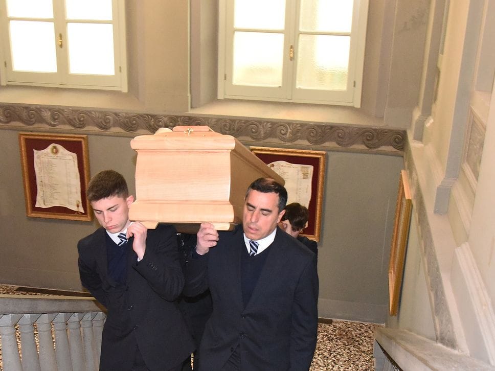 L’omaggio a Tentorio a Palazzo Frizzoni: l’accoglienza della sindaca Carnevali, il saluto dei suoi dipendenti  - Foto e video