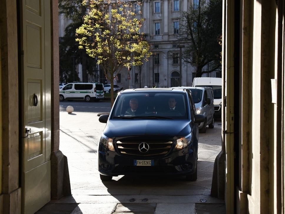 L’omaggio a Tentorio a Palazzo Frizzoni: l’accoglienza della sindaca Carnevali, il saluto dei suoi dipendenti  - Foto e video