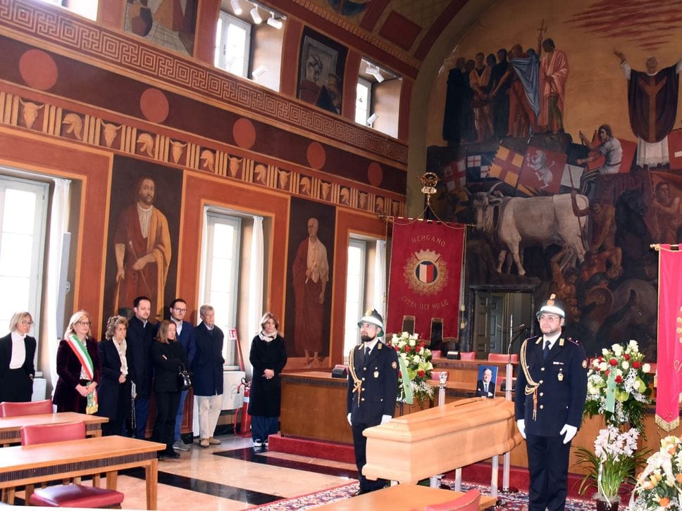 L’omaggio a Tentorio a Palazzo Frizzoni: l’accoglienza della sindaca Carnevali, il saluto dei suoi dipendenti  - Foto e video