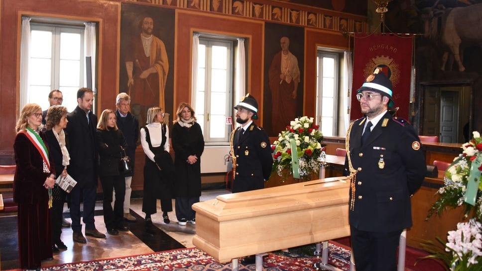 L’omaggio a Tentorio a Palazzo Frizzoni: l’accoglienza della sindaca Carnevali, il saluto dei suoi dipendenti  - Foto e video