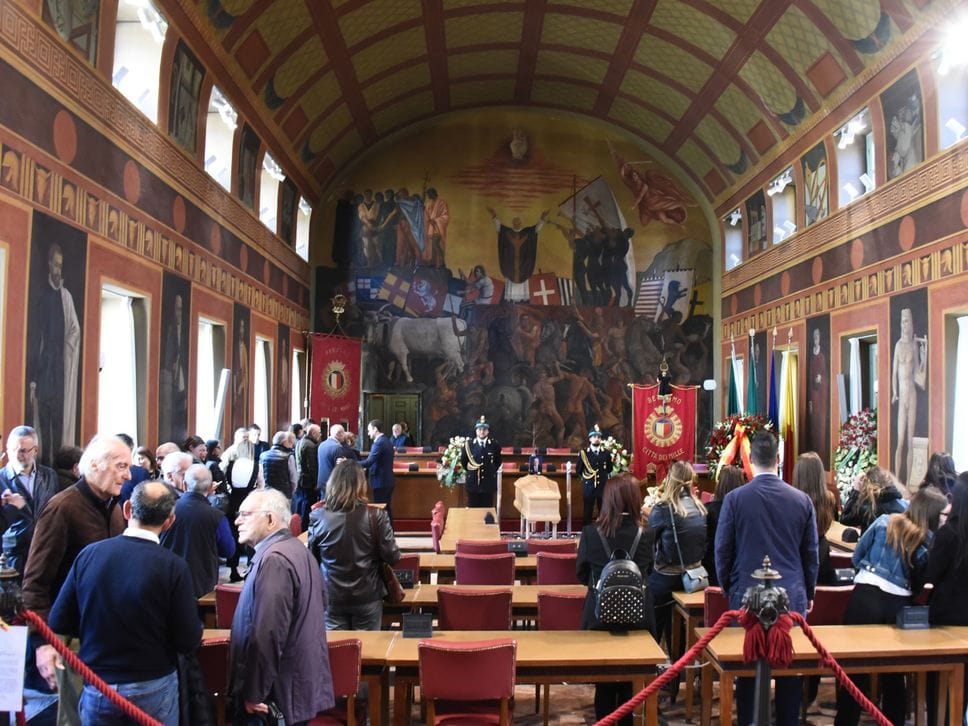L’omaggio a Tentorio a Palazzo Frizzoni: l’accoglienza della sindaca Carnevali, il saluto dei suoi dipendenti  - Foto e video