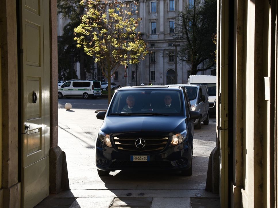 L’omaggio a Tentorio a Palazzo Frizzoni: tantissimi bergamaschi, la benedizione del Vescovo - Foto e video