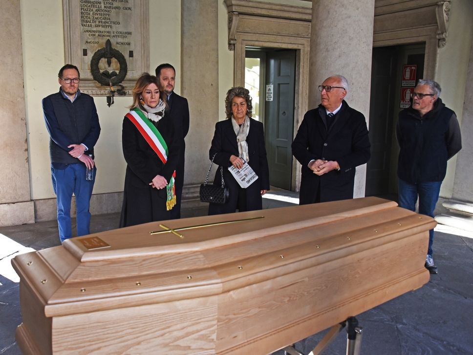 L’omaggio a Tentorio a Palazzo Frizzoni: tantissimi bergamaschi, la benedizione del Vescovo - Foto e video
