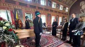 L’omaggio a Tentorio a Palazzo Frizzoni: tantissimi bergamaschi, la benedizione del Vescovo - Foto e video