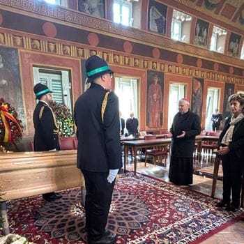 L’omaggio a Tentorio a Palazzo Frizzoni: tantissimi bergamaschi, la benedizione del Vescovo - Foto e video