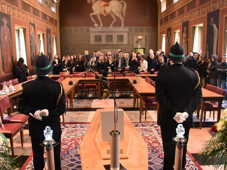 L’omaggio a Tentorio a Palazzo Frizzoni: tantissimi bergamaschi, la benedizione del Vescovo - Foto e video