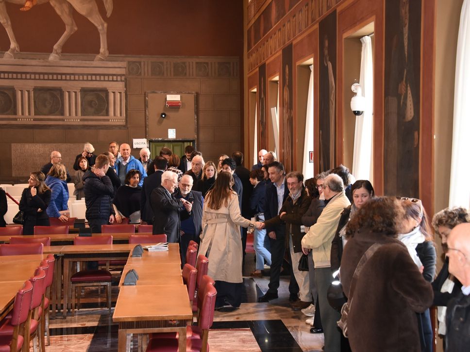 L’omaggio a Tentorio a Palazzo Frizzoni: tantissimi bergamaschi, la benedizione del Vescovo - Foto e video