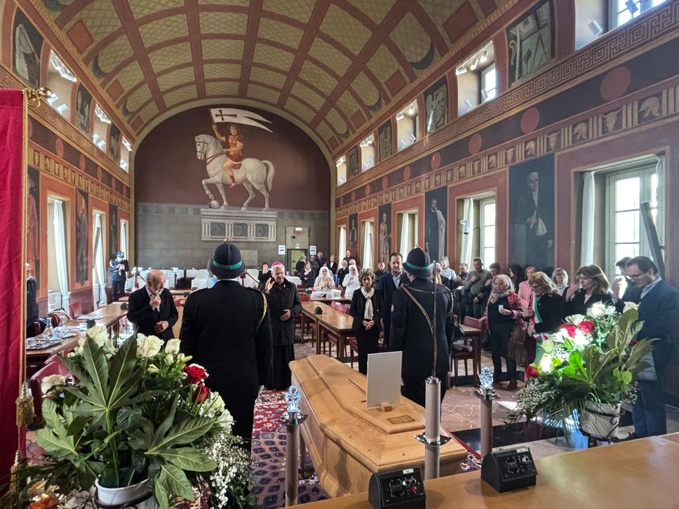 L’omaggio a Tentorio a Palazzo Frizzoni: tantissimi bergamaschi, la benedizione del Vescovo - Foto e video