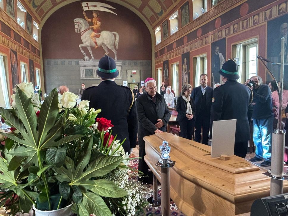 L’omaggio a Tentorio a Palazzo Frizzoni: tantissimi bergamaschi, la benedizione del Vescovo - Foto e video