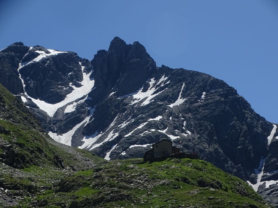 Tragedia a Valbondione: escursionista di 25 anni muore precipitando per 100 metri