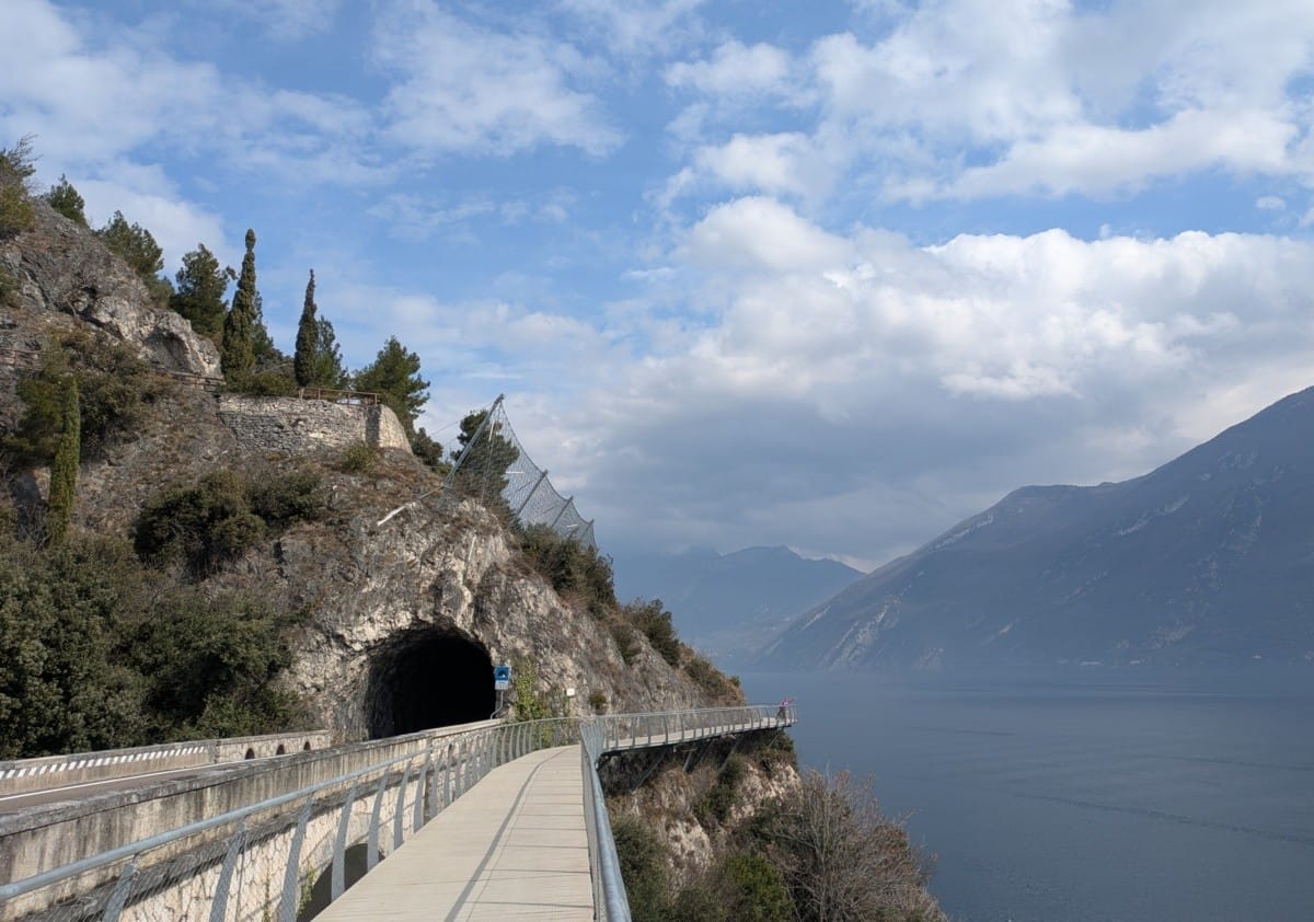 Una breve guida per esplorare il Lago di Garda su due ruote 