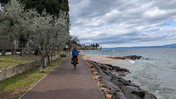 Una breve guida per esplorare il Lago di Garda su due ruote 