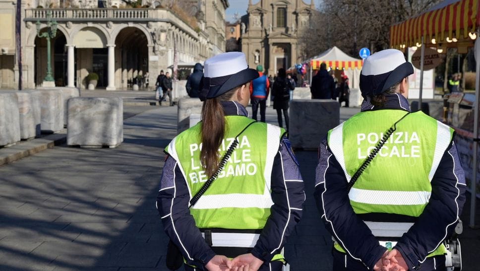 Una pattuglia del nucleo appiedato della polizia locale