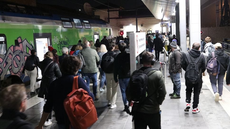 Pendolari alla stazione di Bergamo. Pochi gli indennizzi nel 2025