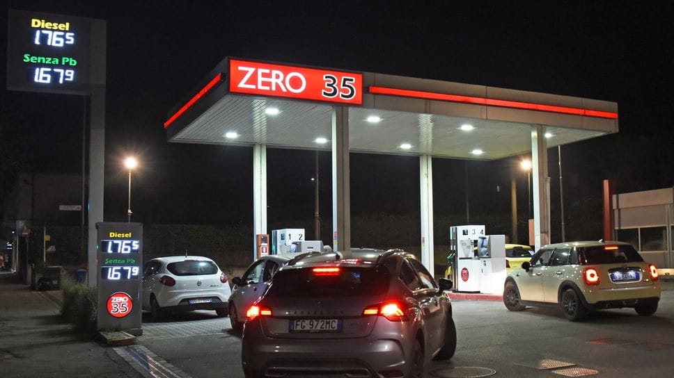 Macchine in coda ieri sera al benzinaio di via Ruggeri da Stabello