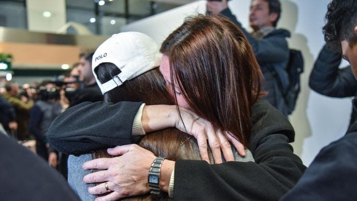 finalmente a casa atterrati a malpensa gli studenti bloccati a dubai tra loro anche 4 bergamaschi