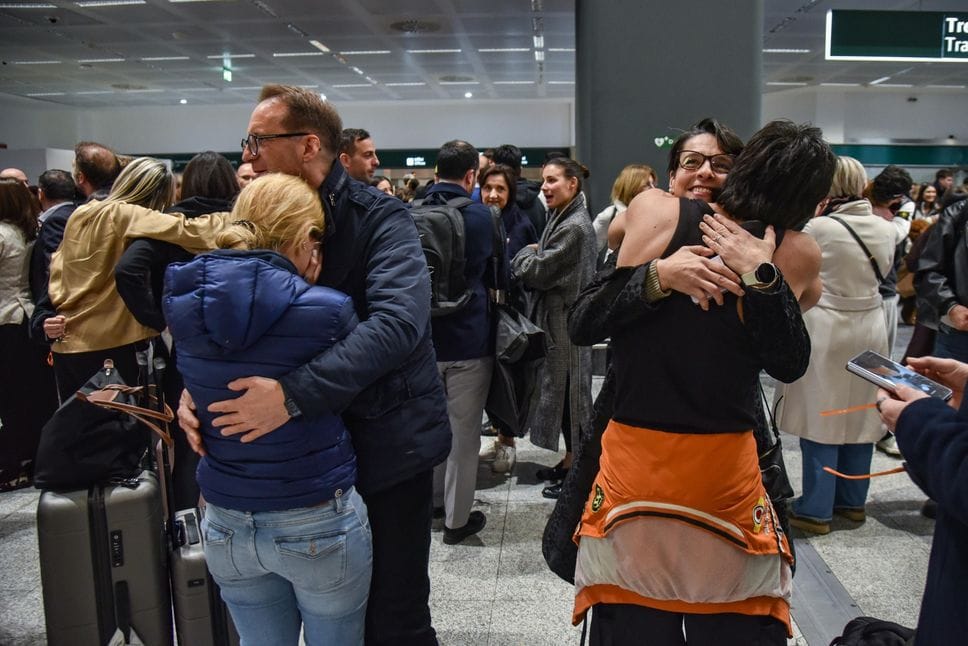 È atterrato il volo da Abu Dhabi che ha riportato a casa 200 studenti italiani da Dubai dove da sabato sono avvenuti bombardamenti dopo l'attacco di Usa e Israele all'Iran, Milano 3 marzo 2026. Tra loro anche quattro bergamaschi.