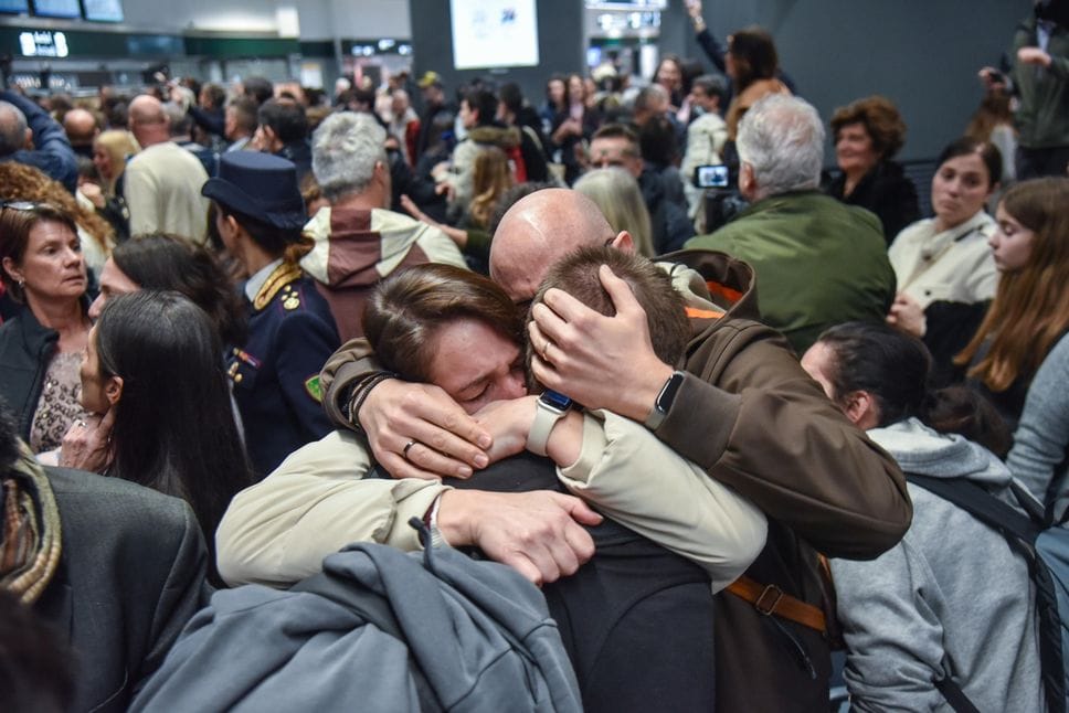 È atterrato il volo da Abu Dhabi che ha riportato a casa 200 studenti italiani da Dubai dove da sabato sono avvenuti bombardamenti dopo l'attacco di Usa e Israele all'Iran, Milano 3 marzo 2026. Tra loro anche quattro bergamaschi.