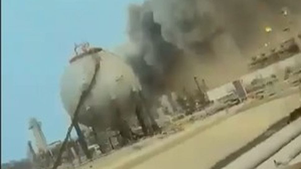 Una colonna di fumo ripresa con il cellulare